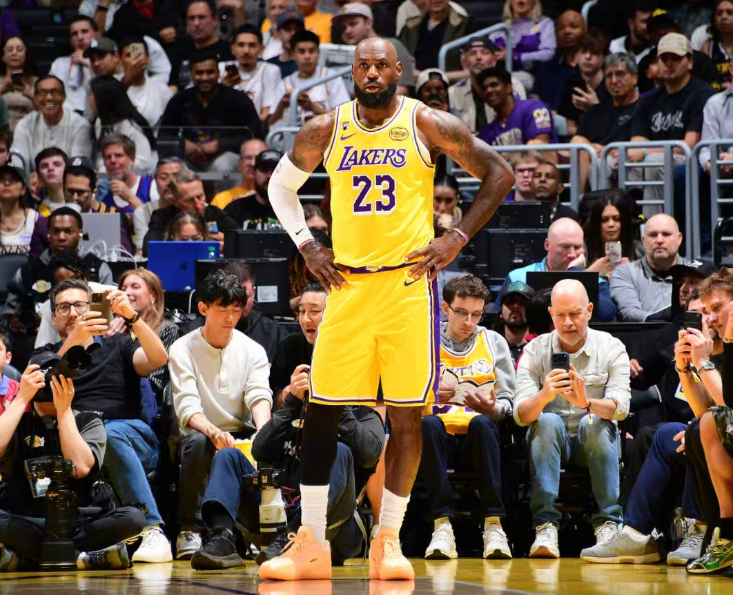 小里绝平+东契奇加时准绝杀!41岁詹皇甘当绿叶 倒地飞扑令人泪目